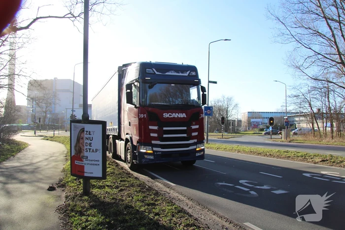 Vrachtwagen en auto botsen op elkaar