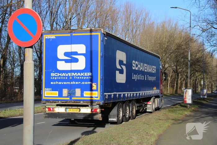 Vrachtwagen en auto botsen op elkaar