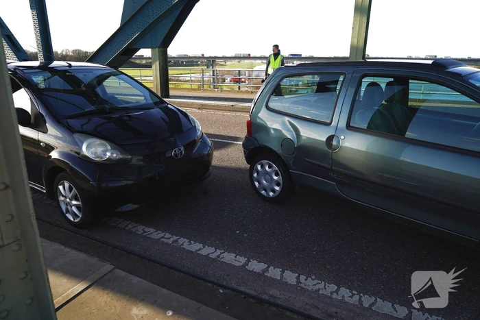 Drie auto's betrokken bij kop-staart botsing op IJsselbrug