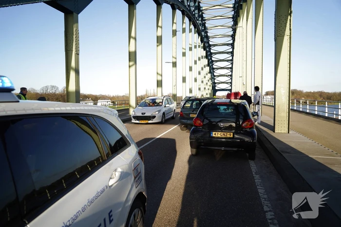 Drie auto's betrokken bij kop-staart botsing op IJsselbrug