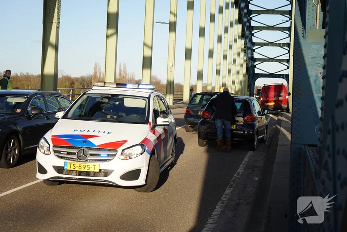 Drie auto's betrokken bij kop-staart botsing op IJsselbrug