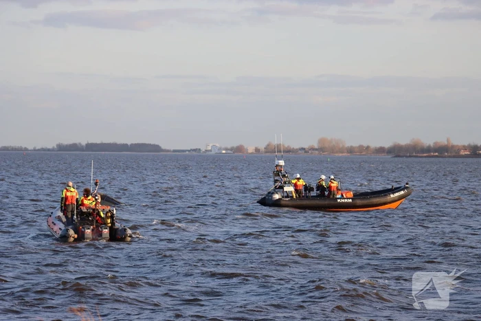 Grote zoekactie op Gooimeer na omslaan vissersboot