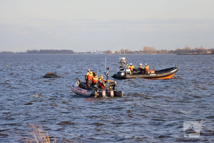 Grote zoekactie op Gooimeer na omslaan vissersboot