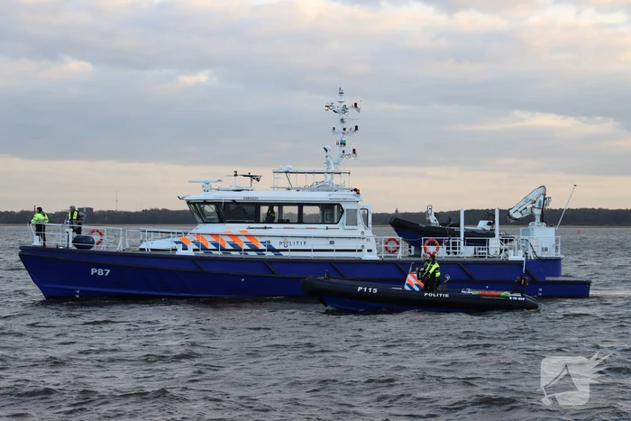 Grote zoekactie op Gooimeer na omslaan vissersboot