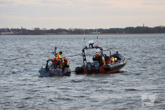 Grote zoekactie op Gooimeer na omslaan vissersboot