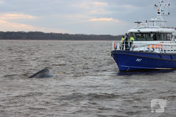 Grote zoekactie op Gooimeer na omslaan vissersboot