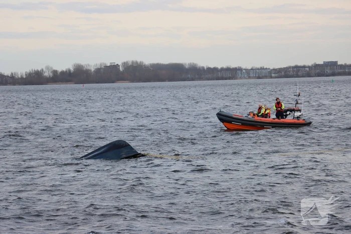 Grote zoekactie op Gooimeer na omslaan vissersboot