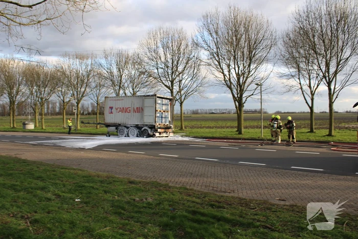 Oplegger met zeecontainer vliegt in brand op verzorgingsplaats