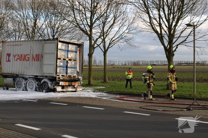 Oplegger met zeecontainer vliegt in brand op verzorgingsplaats