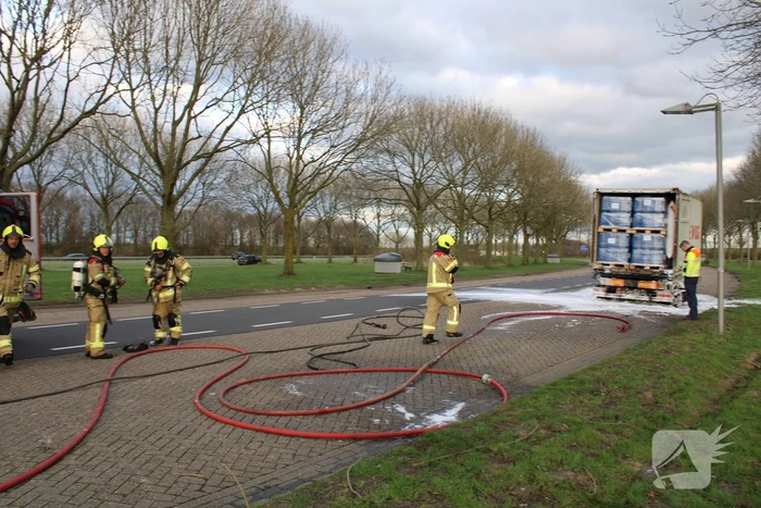 Oplegger met zeecontainer vliegt in brand op verzorgingsplaats