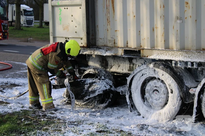 Oplegger met zeecontainer vliegt in brand op verzorgingsplaats
