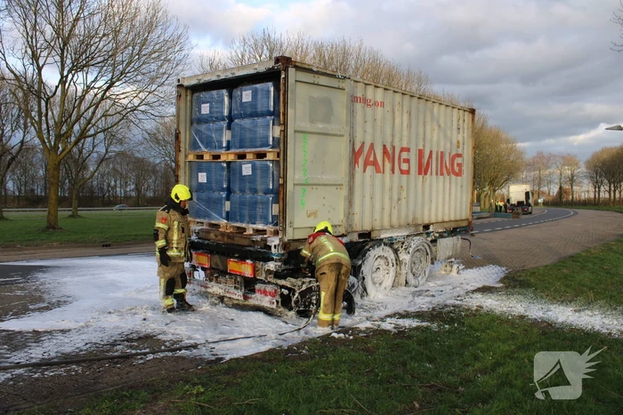 Oplegger met zeecontainer vliegt in brand op verzorgingsplaats