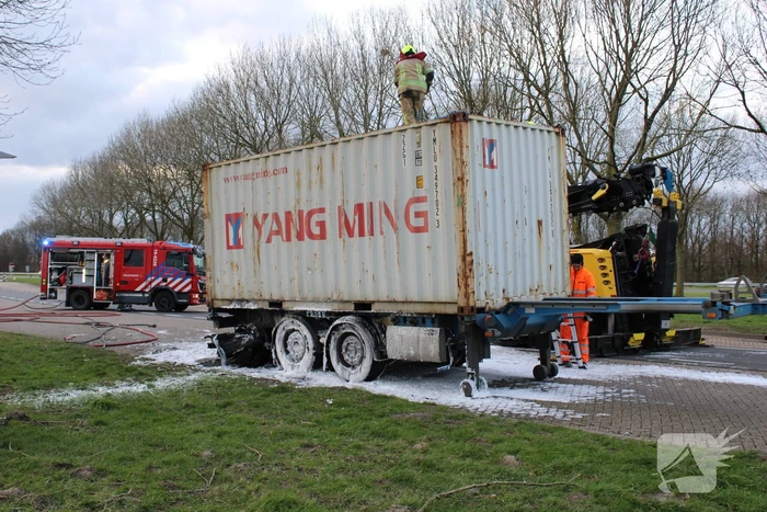 Oplegger met zeecontainer vliegt in brand op verzorgingsplaats