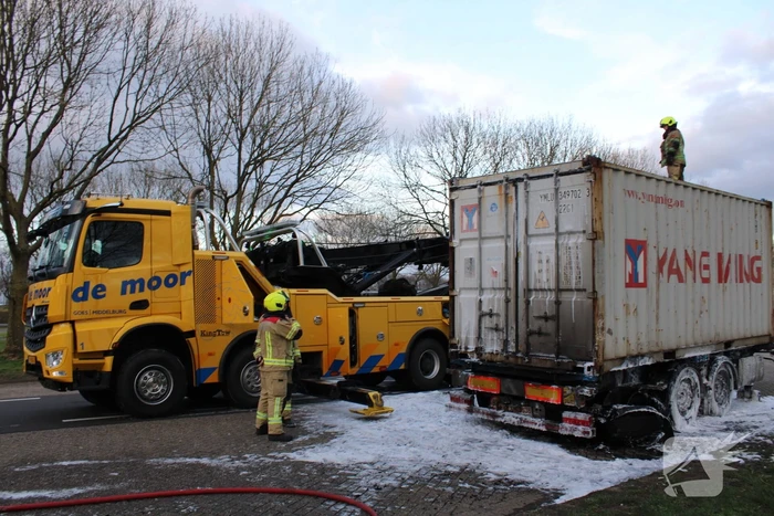 Oplegger met zeecontainer vliegt in brand op verzorgingsplaats
