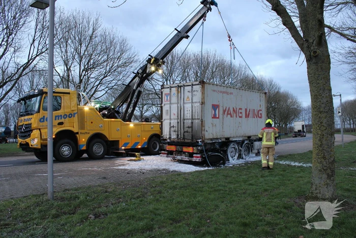 Oplegger met zeecontainer vliegt in brand op verzorgingsplaats