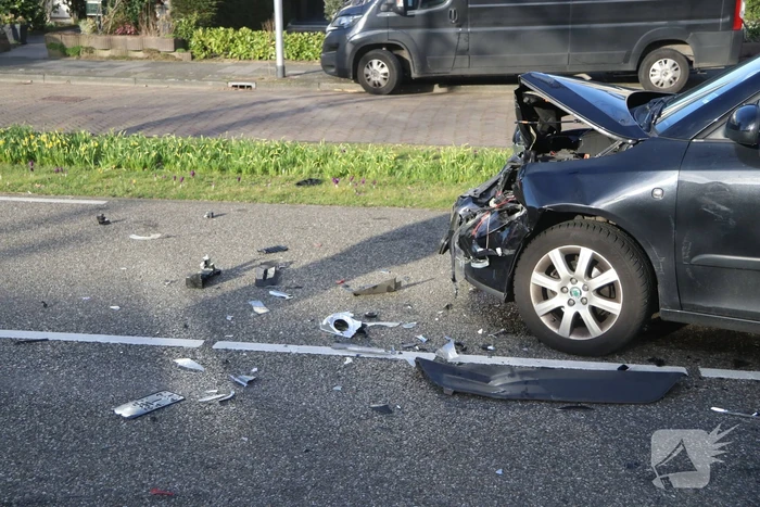 Flinke schade bij kettingbotsing tussen vier voertuigen