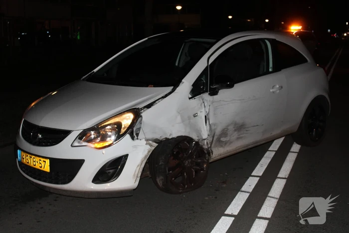 Schade na ongeval tussen twee auto's