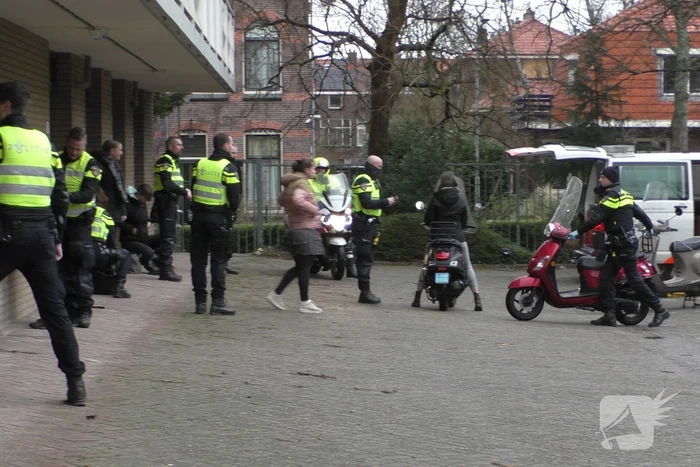 Politie houdt voertuigencontrole op pakeerplaats