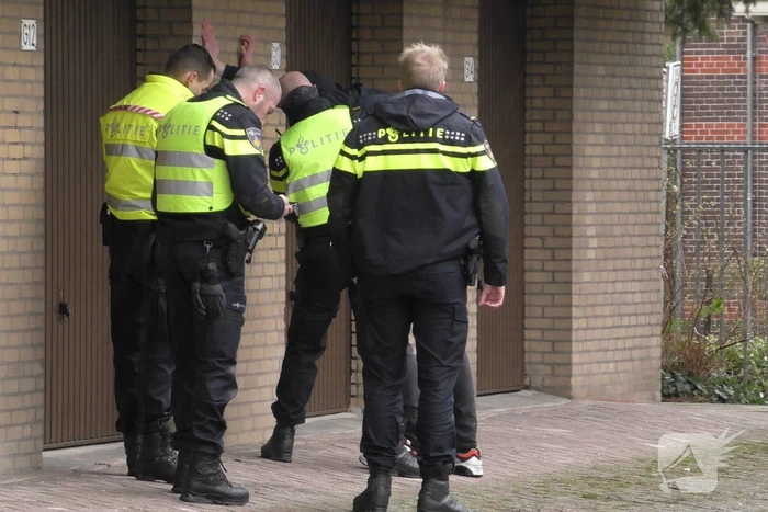 Politie houdt voertuigencontrole op pakeerplaats