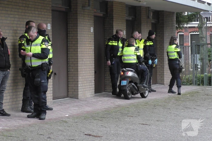 Politie houdt voertuigencontrole op pakeerplaats