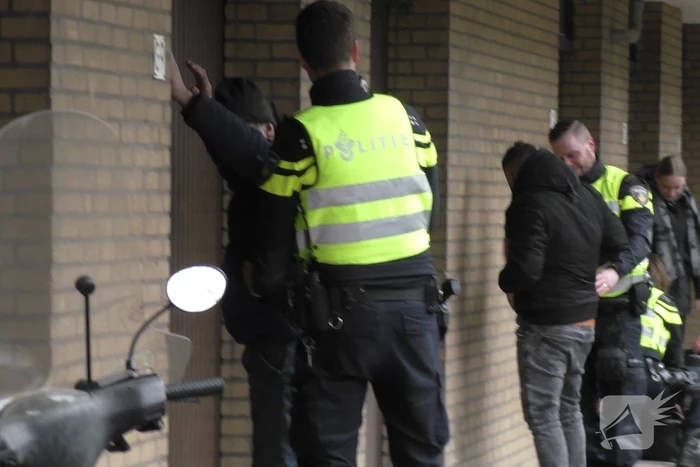 Politie houdt voertuigencontrole op pakeerplaats
