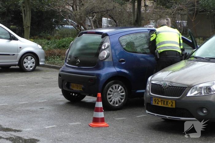 Politie houdt voertuigencontrole op pakeerplaats