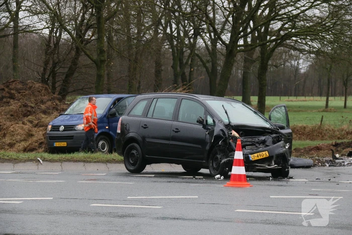 Automobilist botst in flank van bestelbus