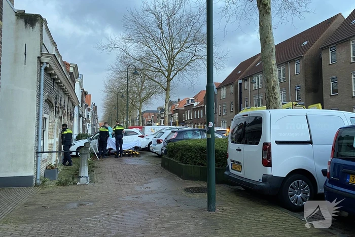 Bestuurder verliest macht over voertuig en botst tegen gebouw