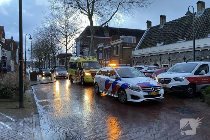 Bestuurder verliest macht over voertuig en botst tegen gebouw