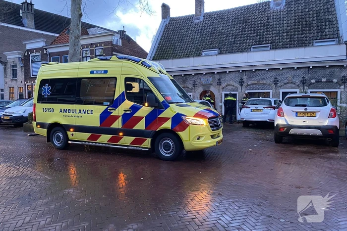Bestuurder verliest macht over voertuig en botst tegen gebouw