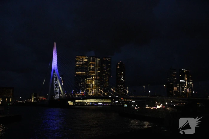 Erasmusbrug kleurt blauw-geel