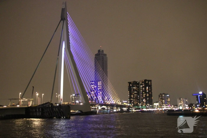Erasmusbrug kleurt blauw-geel