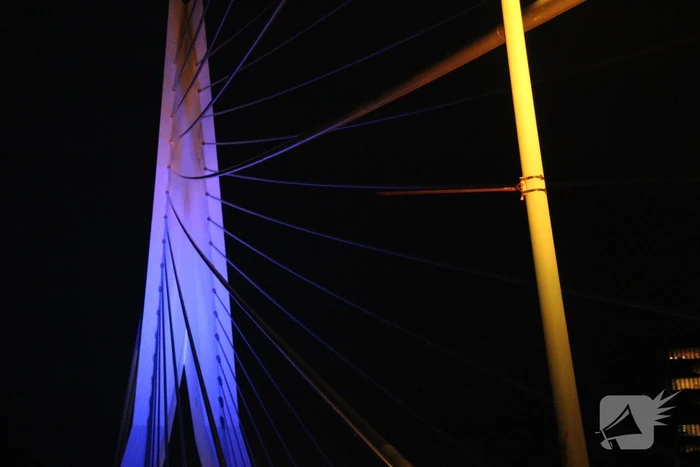 Erasmusbrug kleurt blauw-geel