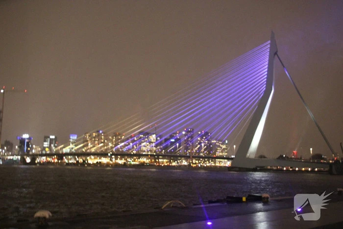 Erasmusbrug kleurt blauw-geel