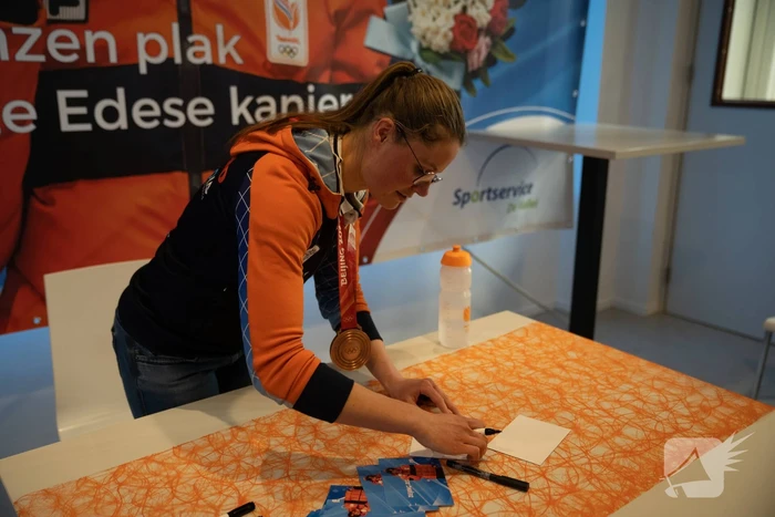 Skeletonster Kimberley Bos gehuldigd door burgemeester