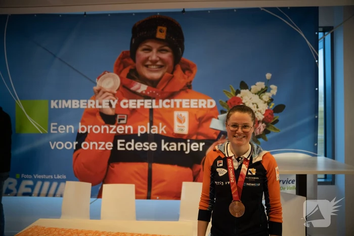Skeletonster Kimberley Bos gehuldigd door burgemeester