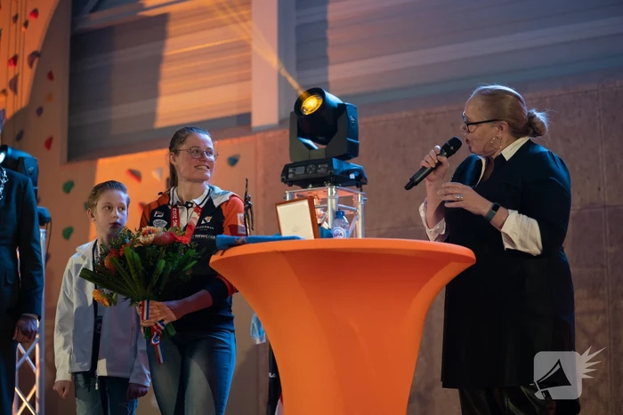 Skeletonster Kimberley Bos gehuldigd door burgemeester