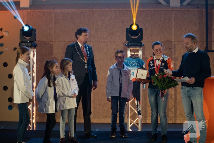 Skeletonster Kimberley Bos gehuldigd door burgemeester