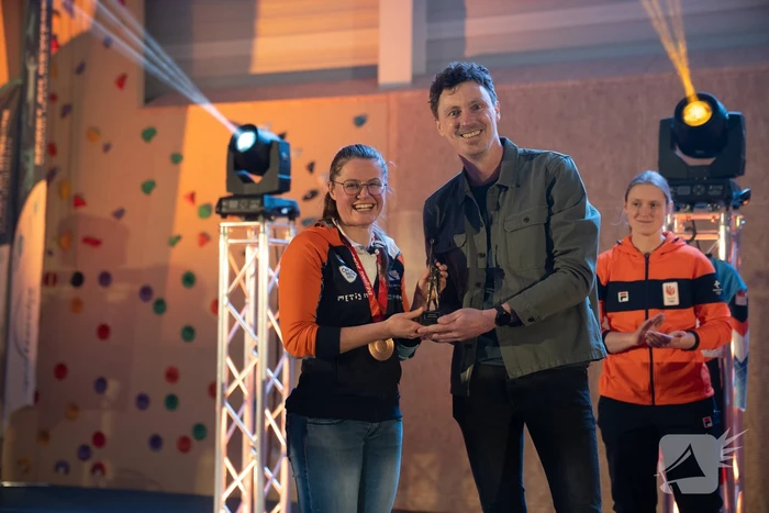 Skeletonster Kimberley Bos gehuldigd door burgemeester
