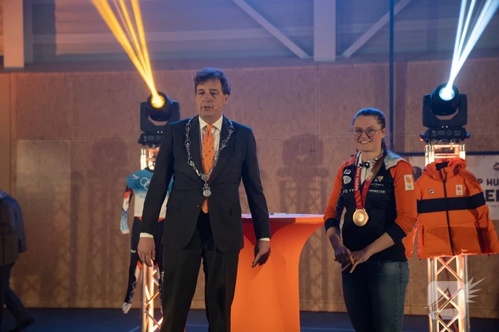 Skeletonster Kimberley Bos gehuldigd door burgemeester