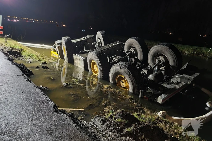 Kraan zakt weg en valt om in water