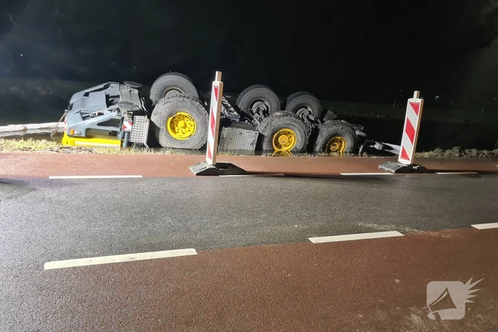 Kraan zakt weg en valt om in water
