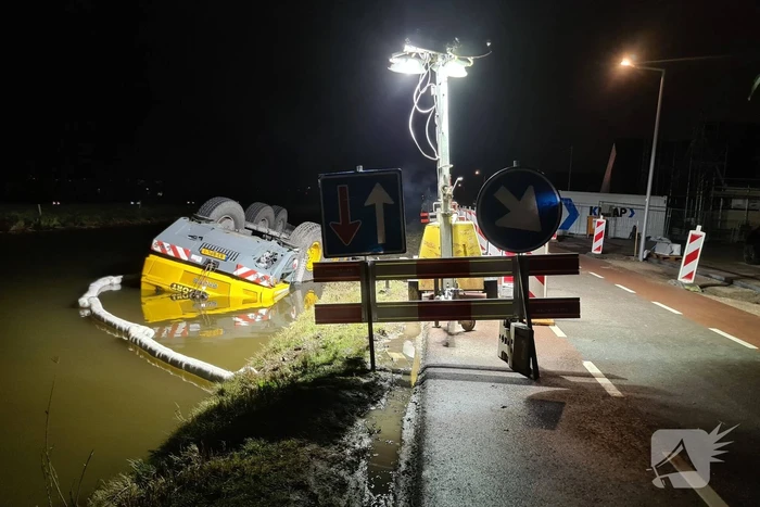 Kraan zakt weg en valt om in water