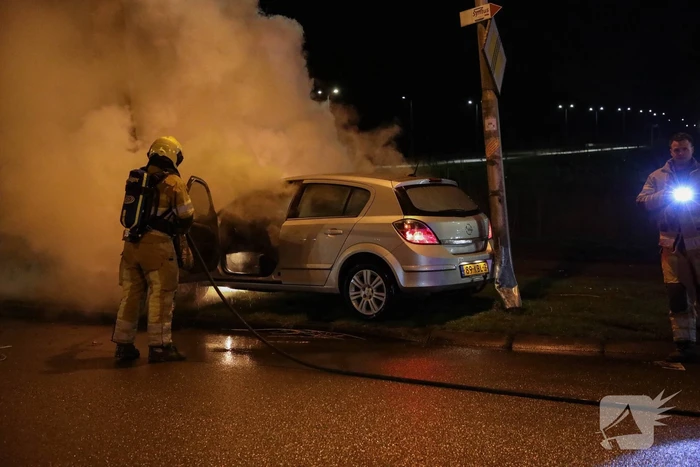 Auto vliegt in brand na botsing tegen boom