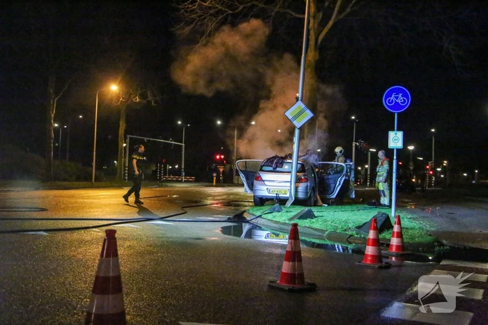 Auto vliegt in brand na botsing tegen boom