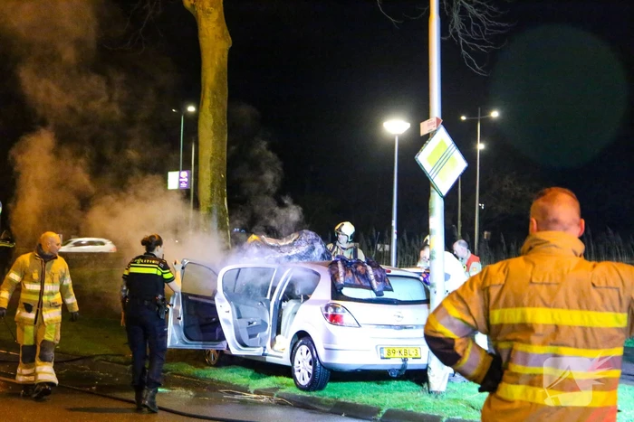 Auto vliegt in brand na botsing tegen boom