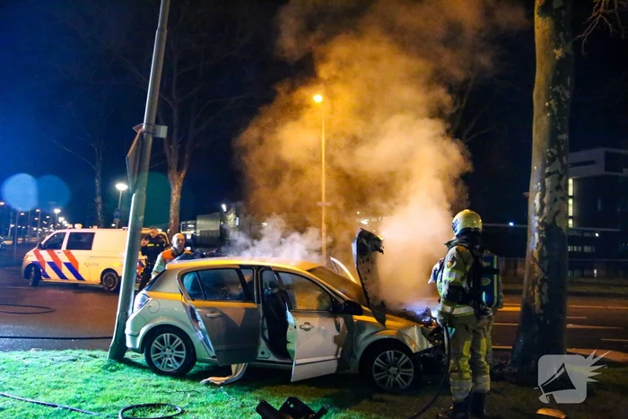 Auto vliegt in brand na botsing tegen boom