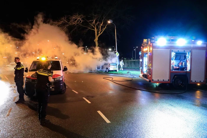 Auto vliegt in brand na botsing tegen boom