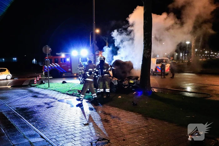 Auto vliegt in brand na botsing tegen boom