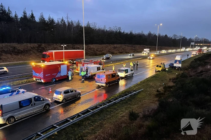 Snelweg afgesloten door ernstig verkeersongeval